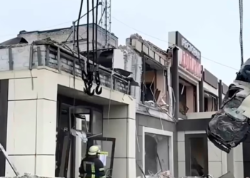 Së paku 28 të vrarë nga një sulm në një qytet të pushtuar nga Rusia në Ukrainë