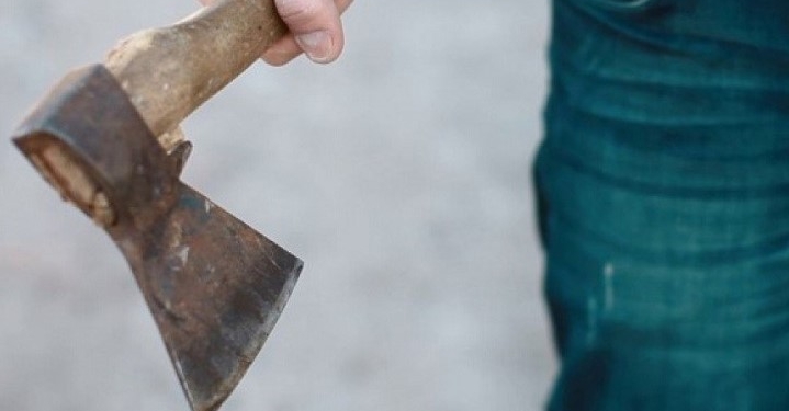 Goditet një person me sëpatë në Pejë, arrestohet i dyshuari