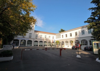 Humb jetën 47-vjeçari, u hodh nga kati i tretë i Spitalit në Tiranë