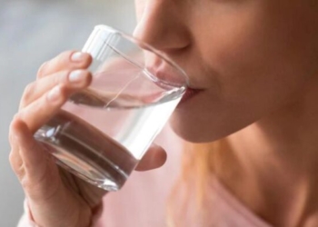 Shenjat që tregojnë se nuk konsumoni mjaftueshëm ujë