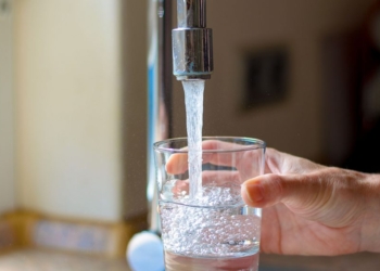 Rreziqet që vijnë nga uji me klor i rubinetit – Kujdesi që duhet të tregoni