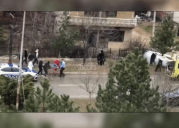 Lëndohet një person e vetura përfundon e rrokullisur jashtë rrugës në Fushë-Kosovë