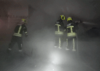 Nëntë banues dhe një zjarrfikës lëndohet nga zjarri që shpërtheu në një banesë kolektive në Ferizaj