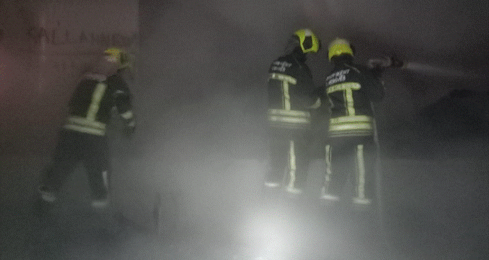 Nëntë banues dhe një zjarrfikës lëndohet nga zjarri që shpërtheu në një banesë kolektive në Ferizaj