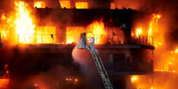 Getty Images/ Zjarrfikësit po përpiqen ta shuajnë flakën në një ndërtesë të kapluar nga zjarri