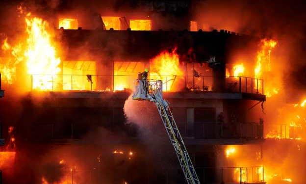 Getty Images/ Zjarrfikësit po përpiqen ta shuajnë flakën në një ndërtesë të kapluar nga zjarri