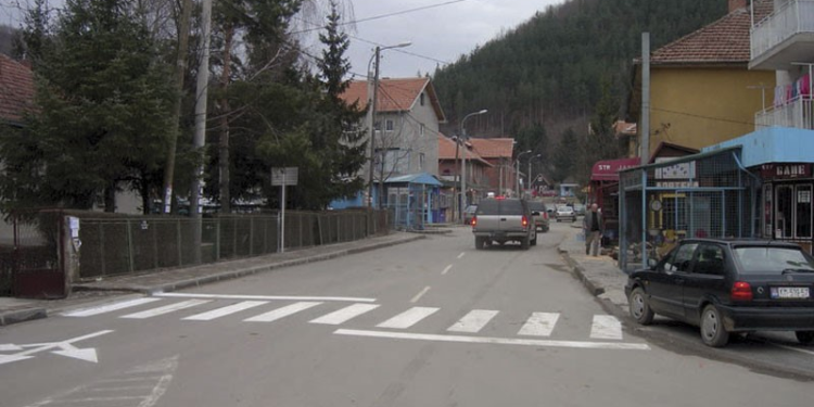 Në Zubin Potok vendosen postere me fotografi e mbishkrime serbe, policia nis hetime