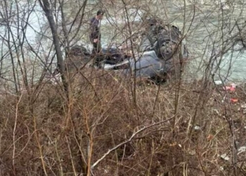 Vdes një person, bie me veturë nga 10 metra lartësi