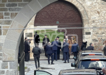 Escobar dhe Hovenier vizituan Manastirin e Deçanit, një ditë pasi 24 hektarë tokë i kaluan në pronësi