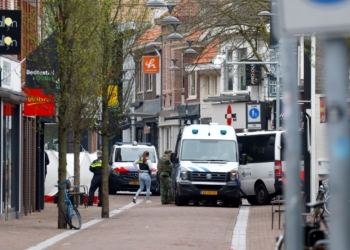 Disa persona merren peng në një qytet holandez