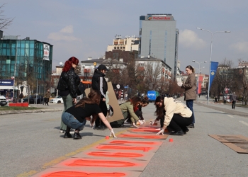 ​Në marshin e 8 Marsit: Thirrje për drejtësi dhe barazi, tym i kuq
