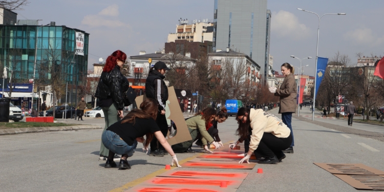 Në marshin e 8 Marsit: Thirrje për drejtësi dhe barazi, tym i kuq