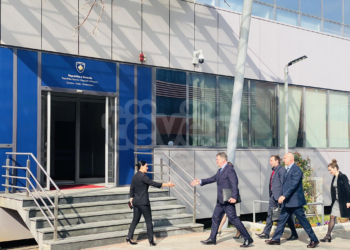 Lajçak arrin në Qeveri, takohet me Bislimin