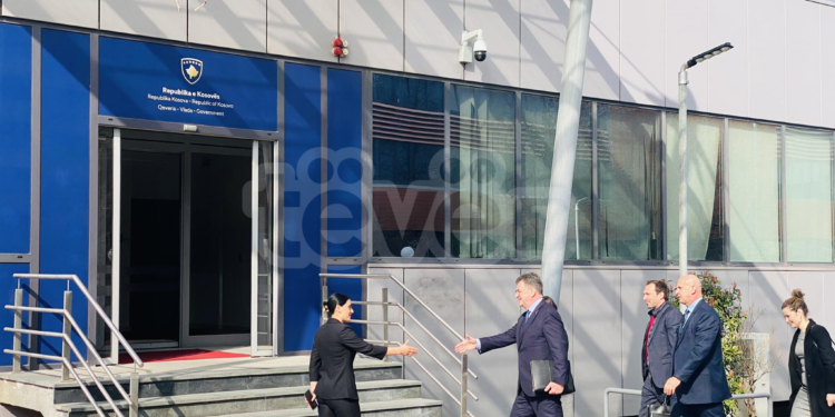 Lajçak arrin në Qeveri, takohet me Bislimin