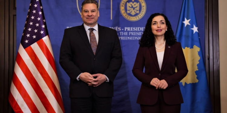 Ambasada amerikane përmbledh vizitën e Escobar në Kosovë