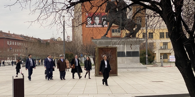 Escobar dhe Hovenier mbërrijnë në qeveri për takimin me Kurtin