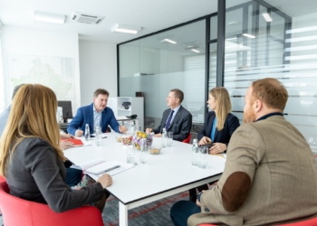 Shefi i Zyrës së BE-së vizitoi një spital dhe një shkollë në veri, diskutohen sfidat pas vendimit për dinarin