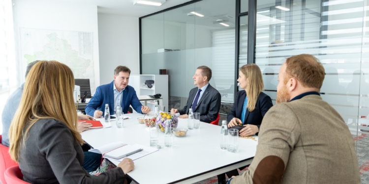 Shefi i Zyrës së BE-së vizitoi një spital dhe një shkollë në veri, diskutohen sfidat pas vendimit për dinarin