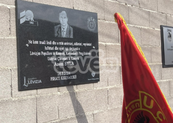 Vendoset pllakë nderi para shtëpisë së ish-komandantit të UÇK-së, Azem Syla