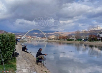 Peshkatarët mblidhen në Mitrovicë për të peshkuar për nder të Ramzanit