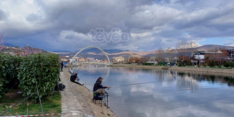 Peshkatarët mblidhen në Mitrovicë për të peshkuar për nder të Ramzanit