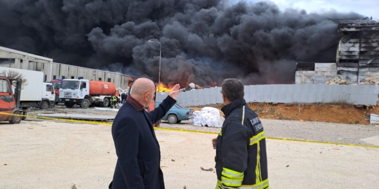 Lladrovci aktivizon Shtabin Emergjent pas zjarrit në Fabrikën e Plastikës