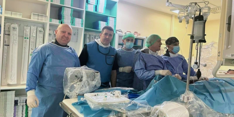 Operacion i rrallë nga mjekët në QKUK, kryhet procedura e kateterizimit në zemër tek një fëmijë