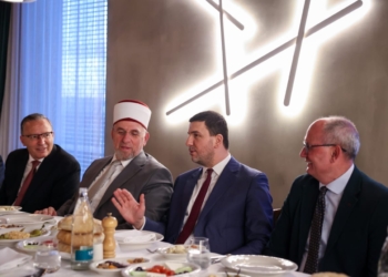 Krasniqi e Hamza shtrojnë iftar për Tërnavën e bashkëpunëtorët e tij nga BIK-u