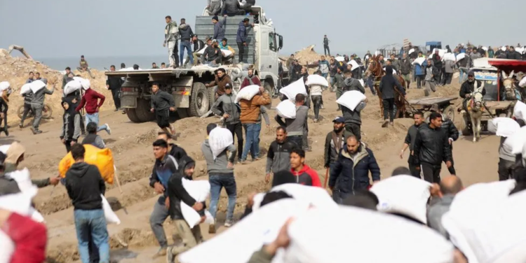 Pse janë të diskutueshme lëshimet e ushqimit nga ajri në Gaza?