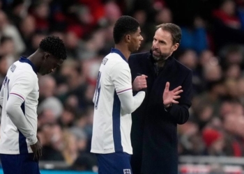 Anglezët me fanella pa emër për një mision humanitar