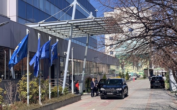 Hovenier në takim me Bislimin