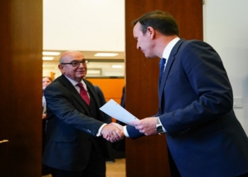 ​Bashkëpunimi rreth dialogut Kosovë-Serbi, senatori amerikan takon emisarin britanik