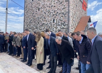 Mbahen homazhe në Kompleksin Memorial në Gllogjan