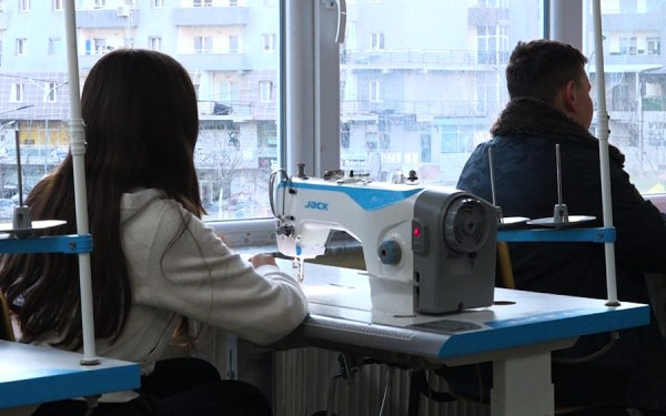 ​Shkolla që ua mundëson nxënësve praktikën me pagesë