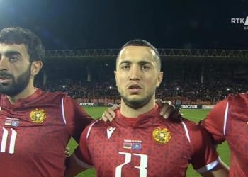 Flamuri i Kosovës i vendosur mbrapsht në fanellat e lojtarëve të Armenisë