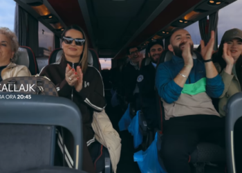 Familja niset me autobus për një udhëtim, por çfarë bënë Antoni?