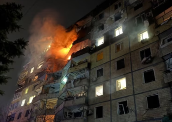 Vriten tre persona nga sulmet ruse në ndërtesat e banimit në Ukrainë