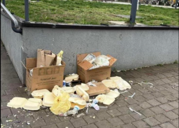 Qytetarët lënë mbeturinat e iftarit në shesh, Komuna e Prishtinës thotë se do të gjobiten
