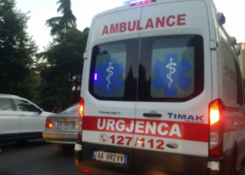 Vdes një 53-vjeçare, pasi u hodh nga kati i gjashtë