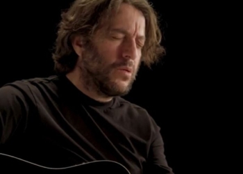 Petrit Çarkaxhiu sjell “Kangë muzgu”