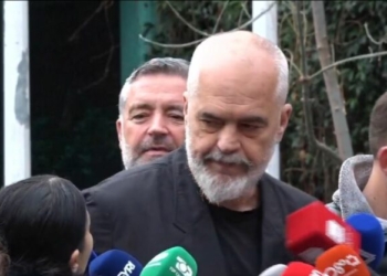Edi Rama përplaset me gazetaren, pasi nuk i pëlqeu pyetja e shtyn me dorë (VIDEO)