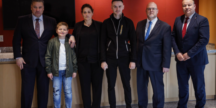 Escobar takoi drejtorin e PK-së dhe familjen e rreshterit të vrarë Afrim Bunjaku