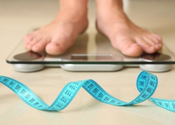 Si të humbni peshë duke ngrënë disa herë në ditë?