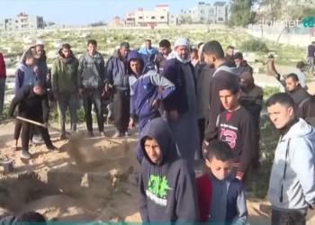 Palestinezët varrosin rreth 30 të vrarët, ende kërkojnë për nëntë të tjerë në rrënoja