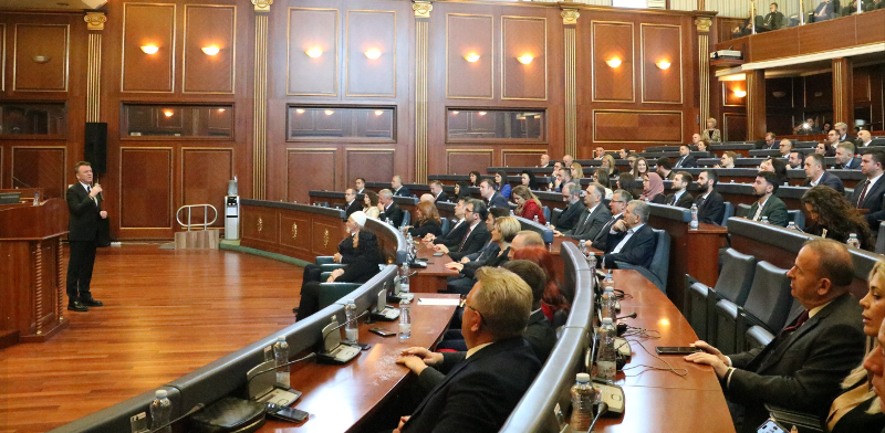 Bunjaku thotë se Kuvendi s’është vend për interpretim nga këngëtarët