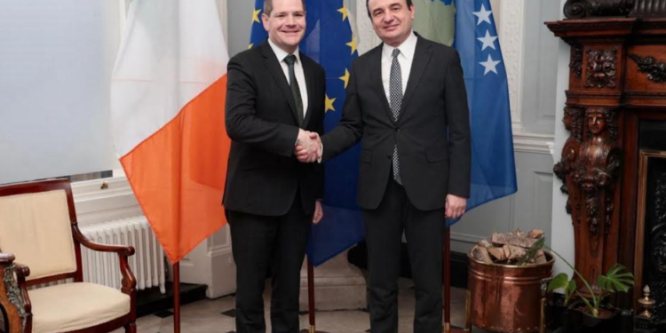 Kurti diskuton për heqjen e masave ndaj Kosovës me ministrin për Çështje Evropiane të Irlandës