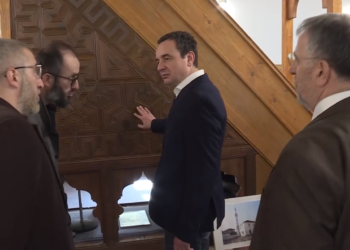 Në prag të Ramazanit, Kurti dhe Tërnava vizitojnë dy xhamitë e restauruara