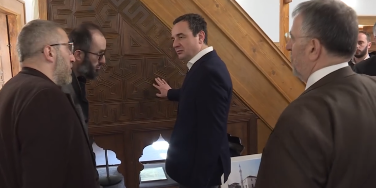 Në prag të Ramazanit, Kurti dhe Tërnava vizitojnë dy xhamitë e restauruara