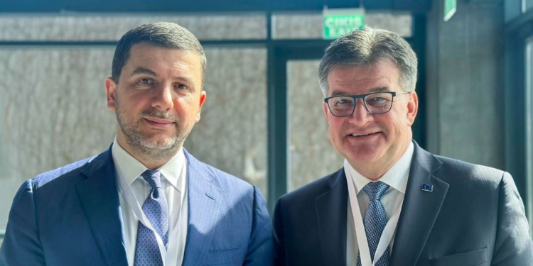 Krasniqi i kërkon ndihmë Lajçakut për heqjen e masave të BE-së ndaj Kosovës