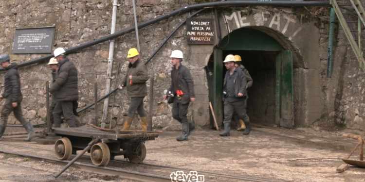 Shemben muret e shkollës “Ismail Qemali” në Mitrovicë, ndërpritet mësimi